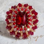 Bague Rubis brodée avec un cabochon rectangulaire Ruby, ornée de chatons montés en Cristal avec des perles rondes nacrées en verre Ivoire, rocailles Dorées, des toupies Cristal AB et Burgundy.